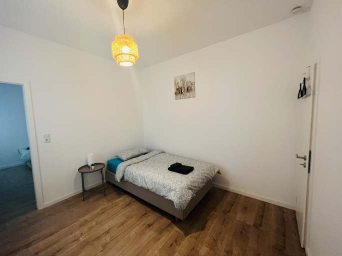City Apartment - 8 Bedrooms - 14 Beds - Fast WiFi - Kitchen, Paderborn