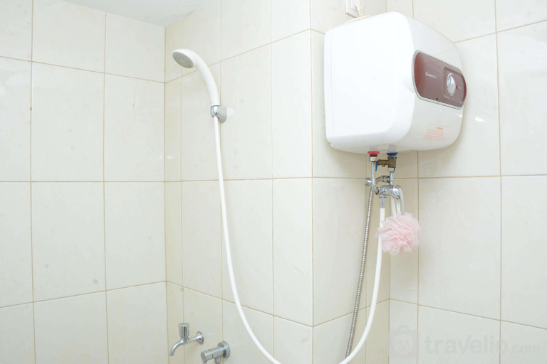 Bathroom, Comfort Studio Springlake Summarecon By Travelio, Bekasi