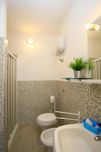 Bathroom 4, Casa Milena, Siena