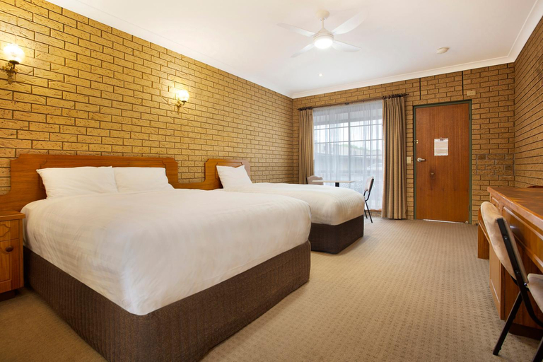 Others 5, Manifold Motor Inn, Corangamite - North
