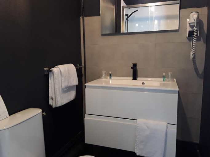 Bathroom 3, La Pomme d'Or Hotel Restaurant, Nièvre