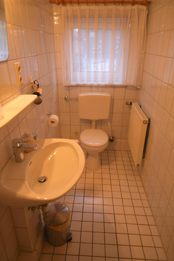 Bathroom 2, Hotel Zur Linde, Salzgitter