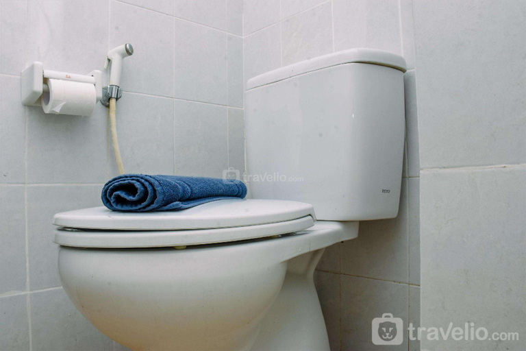 Bathroom 3, Homey Studio at Taman Melati Margonda By Travelio, Depok