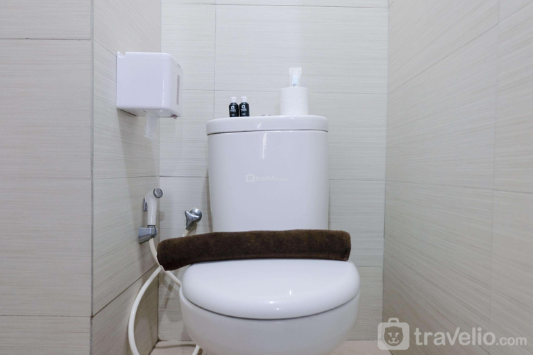 Bathroom 3, Homey Studio Apt at Gateway Pasteur By Travelio, Bandung