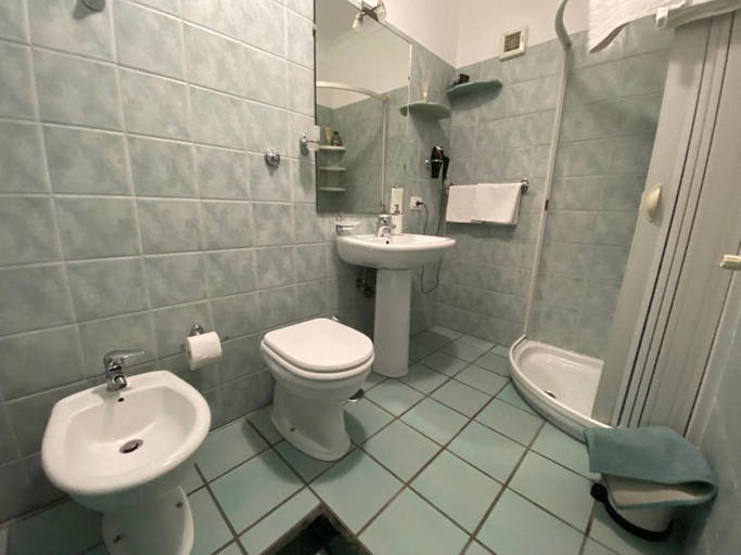 Bathroom 2, Caieta: la casa nella roccia, Latina