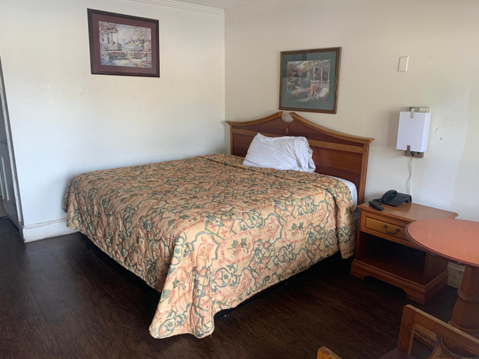 Bedroom, Economy Inn, Lee