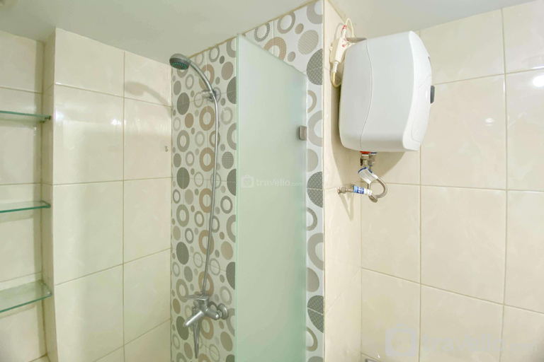 Bathroom, Homey 3BR at Springlake Summarecon By Travelio, Bekasi