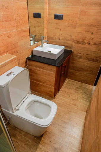 Bathroom 4, Estro Guesthouse, Negombo