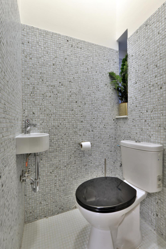 Bathroom, S23, Budapesti