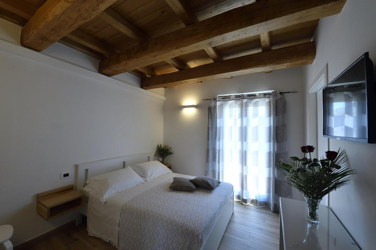 Others 3, Le Benedettine Affittacamere Relais, Latina