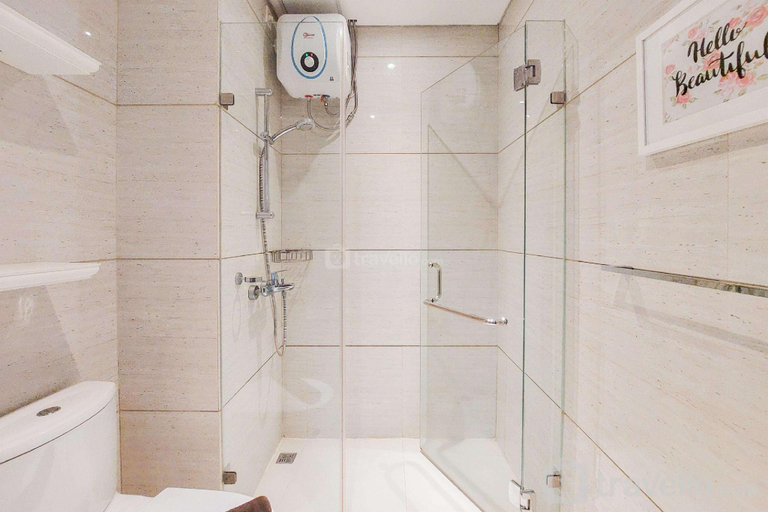 Bathroom, Nice Homey 1BR at Brooklyn Alam Sutera By Travelio, Tangerang