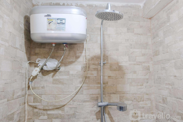 Bathroom 3, Strategic 2BR Gateway Ahmad Yani Apt By Travelio, Bandung
