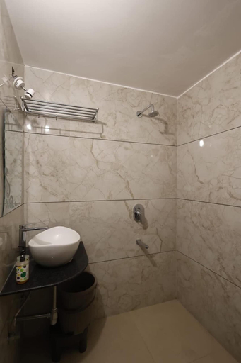 Bathroom 3, Hotel Kameshut Garden Bar and Restaurant, Varanasi