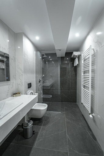 Bathroom 4, Hotel Caprice, Bacau