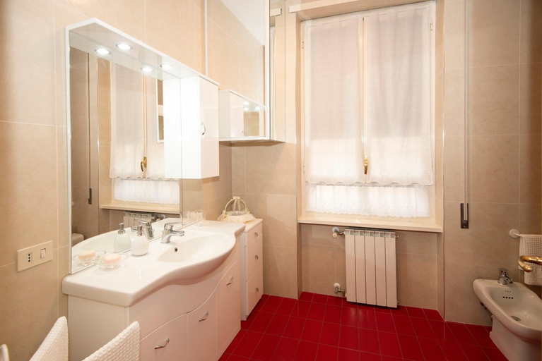Bathroom 3, Giardino del Lago, Rome