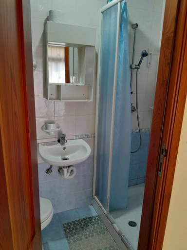 Bathroom 3, Seafront akwador