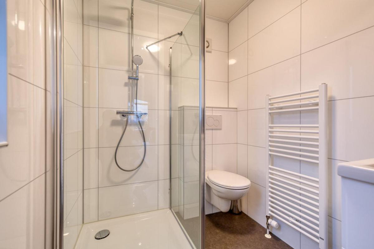 Bathroom 3, Recreatiepark Jachthaven De Veerstal Lathum - Luxe Chalet, Rheden
