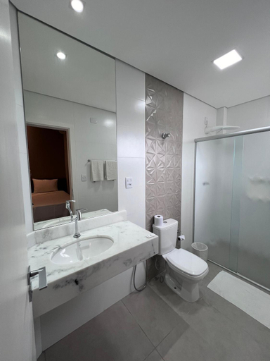 Bathroom 3, Regis Hotel II, Registro