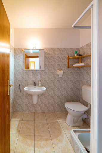 Bathroom 3, Donauresidenz, Szentendre