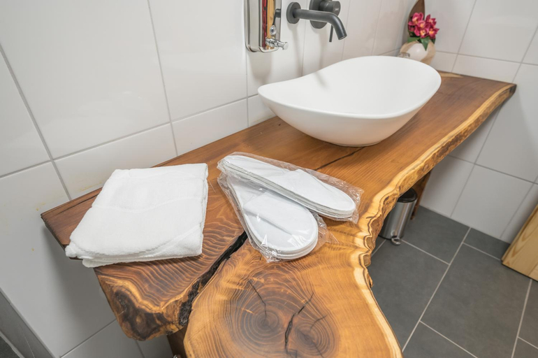 Bathroom 2, Konak Lecic, Loznica