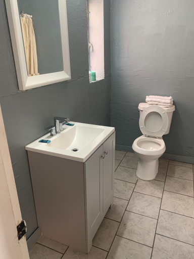 Bathroom 3, Economy Inn, Lee
