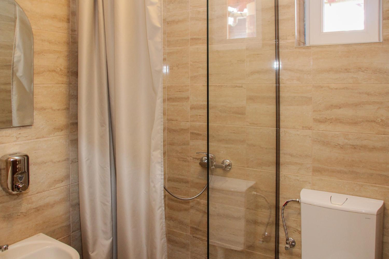 Bathroom 2, Apartamente Gergely Apartmanok, Praid
