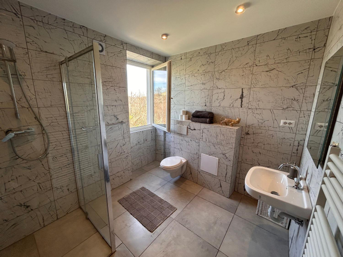 Bedroom 3, PRIVATE VILLA - TENNISCOURT in the moutains 19 GUESTS Cairo Montenotte VILLAITALY EU, Savona