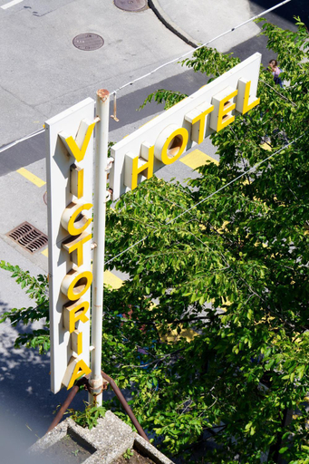 Others 5, Hotel Victoria, Brig