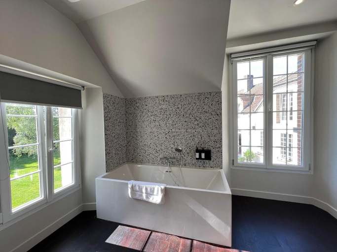 Bathroom 3, Le Petit Chateau, Marne