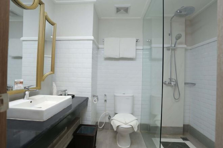 Bathroom 15