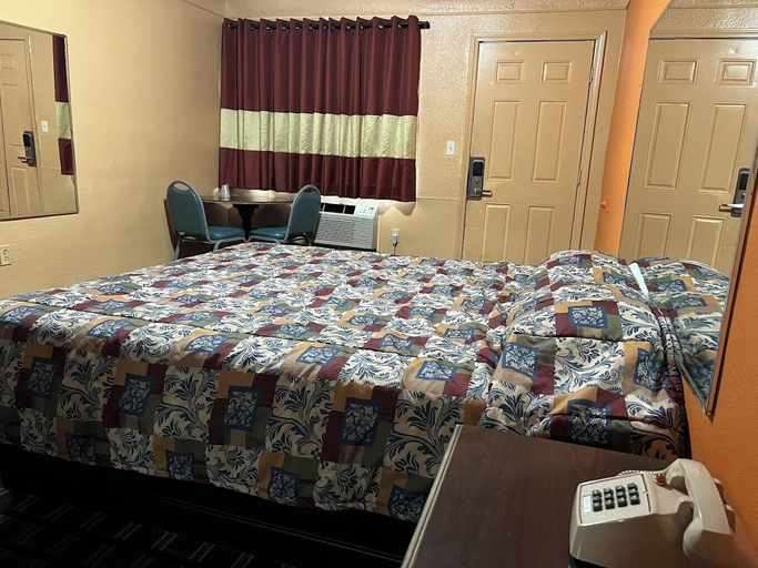 Bedroom 3, Deluxe Inn Motel, Wayne