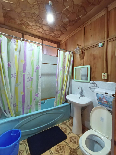 Bathroom 2, Houseboat Ambassador, Srinagar