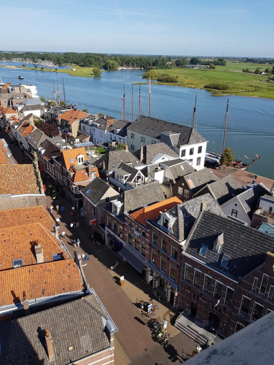 Others 4, Bij Isa & Max, Kampen