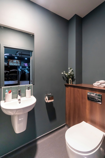 Bathroom 3, Copley Court