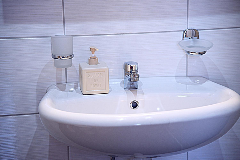 Bathroom 2, Santrivani Rooms, Crete