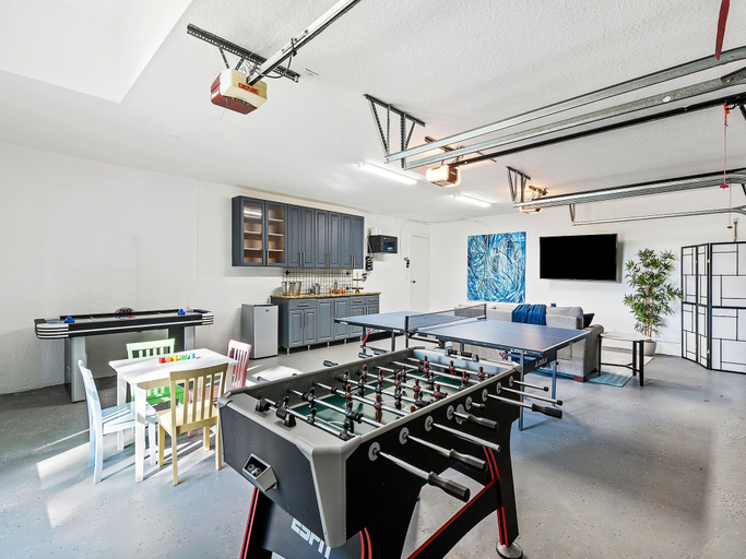 Food & Drinks 5, Luxurious 6-Bedroom Villa with Pool & Games, Broward