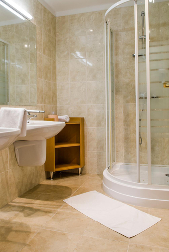 Bathroom 3, Zseri Vadaszhaz, Mór