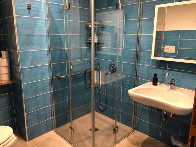 Bathroom 5, The Beehive Hostel, Rome