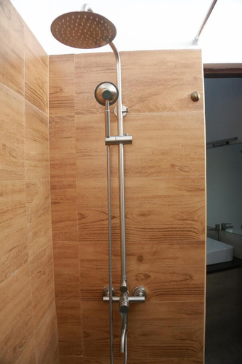 Bathroom 3, Estro Guesthouse, Negombo