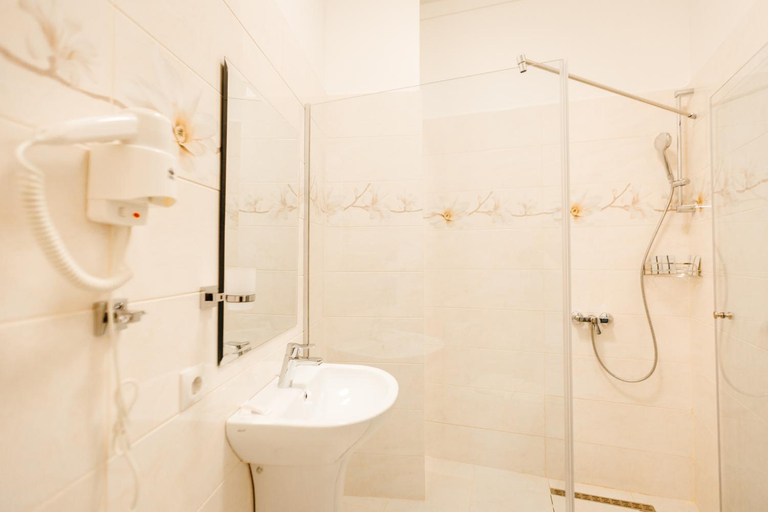 Bathroom 3, Nicole, Uzhhorods'ka