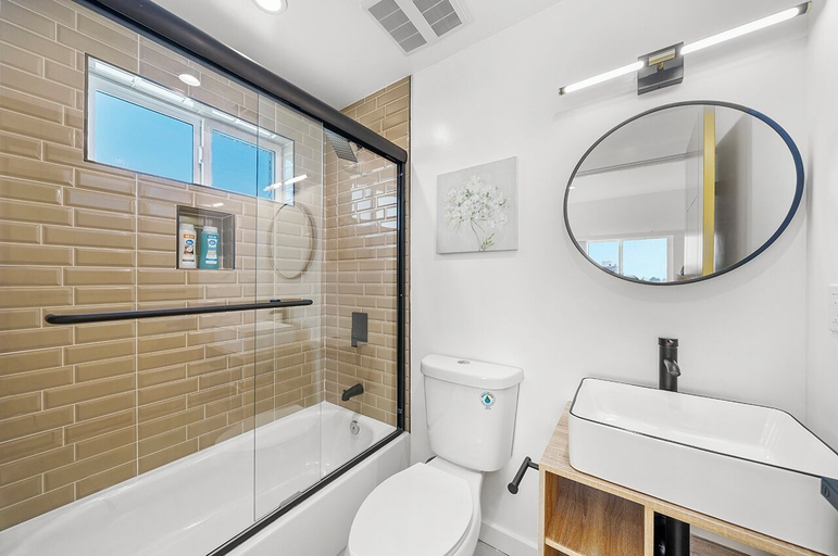 Bathroom 2, Comfort Suite Los Angeles, Los Angeles