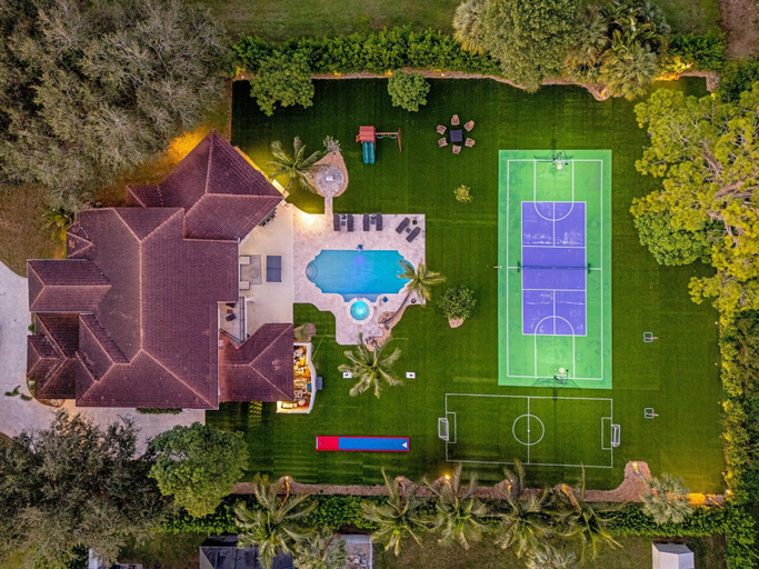 Exterior & Views 2, Luxurious 6-Bedroom Villa with Pool & Games, Broward
