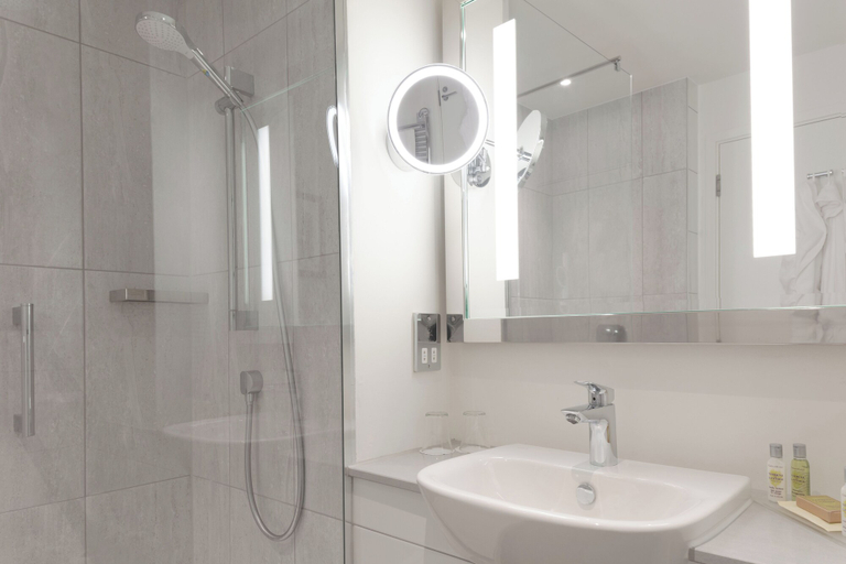 Bathroom 5, Oxford Belfry Hotel & Spa, Oxfordshire