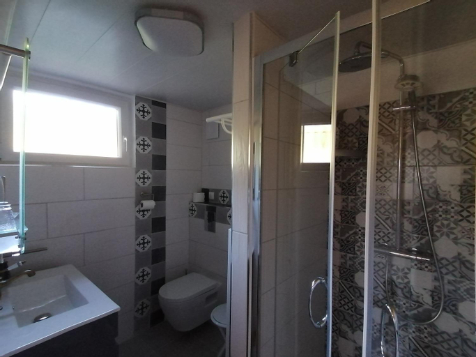 Bathroom 10