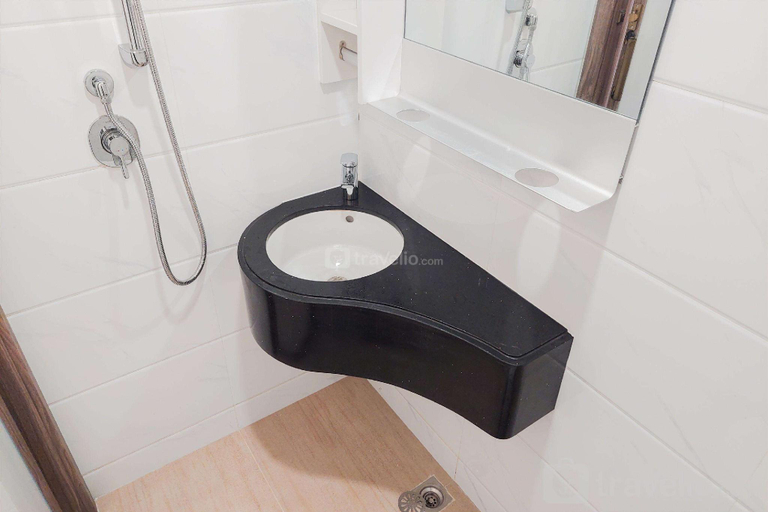 Bathroom 2, Nice Comfortable Studio Sky House BSD By Travelio, South Tangerang