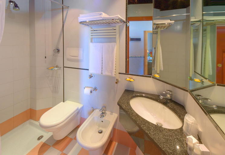 Bathroom 3, Hotel Palace, Ancona