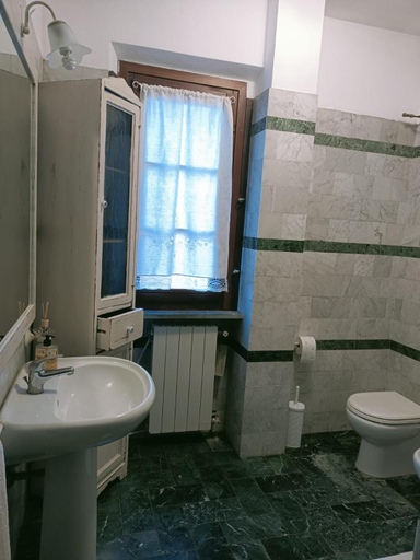 Bathroom 2, Pirro & Sharon House, Pisa