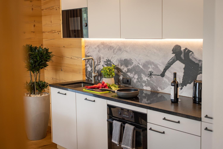 Others 4, FESH LIVING, Zell am See