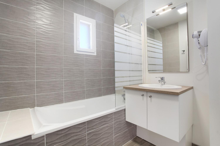 Bathroom 4, Residence Odalys Fleur de Sel, Gard