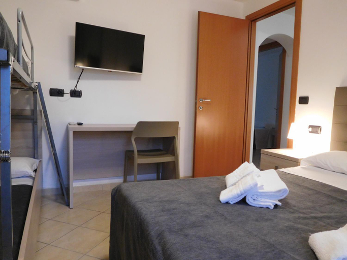 Bedroom 2, Gabbiano Apartments, Rimini